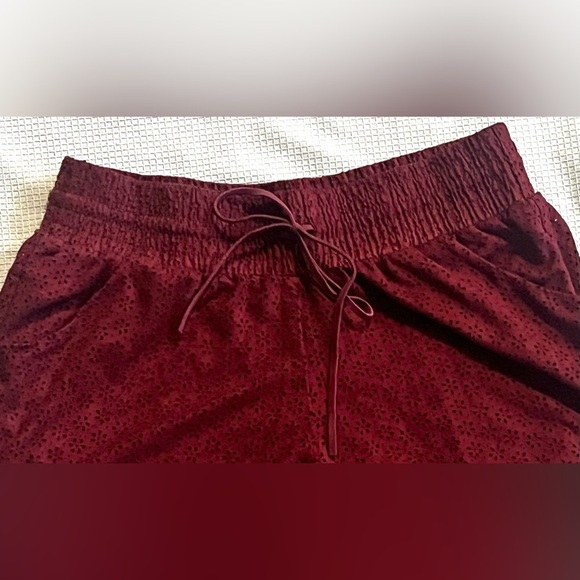 Maurice’s Women's Burgundy Shorts w Pockets & Sport Lining Size Large - Picture 2 of 12